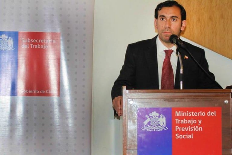 Ministro igresa proyecto de suspender negociaciones colectivas